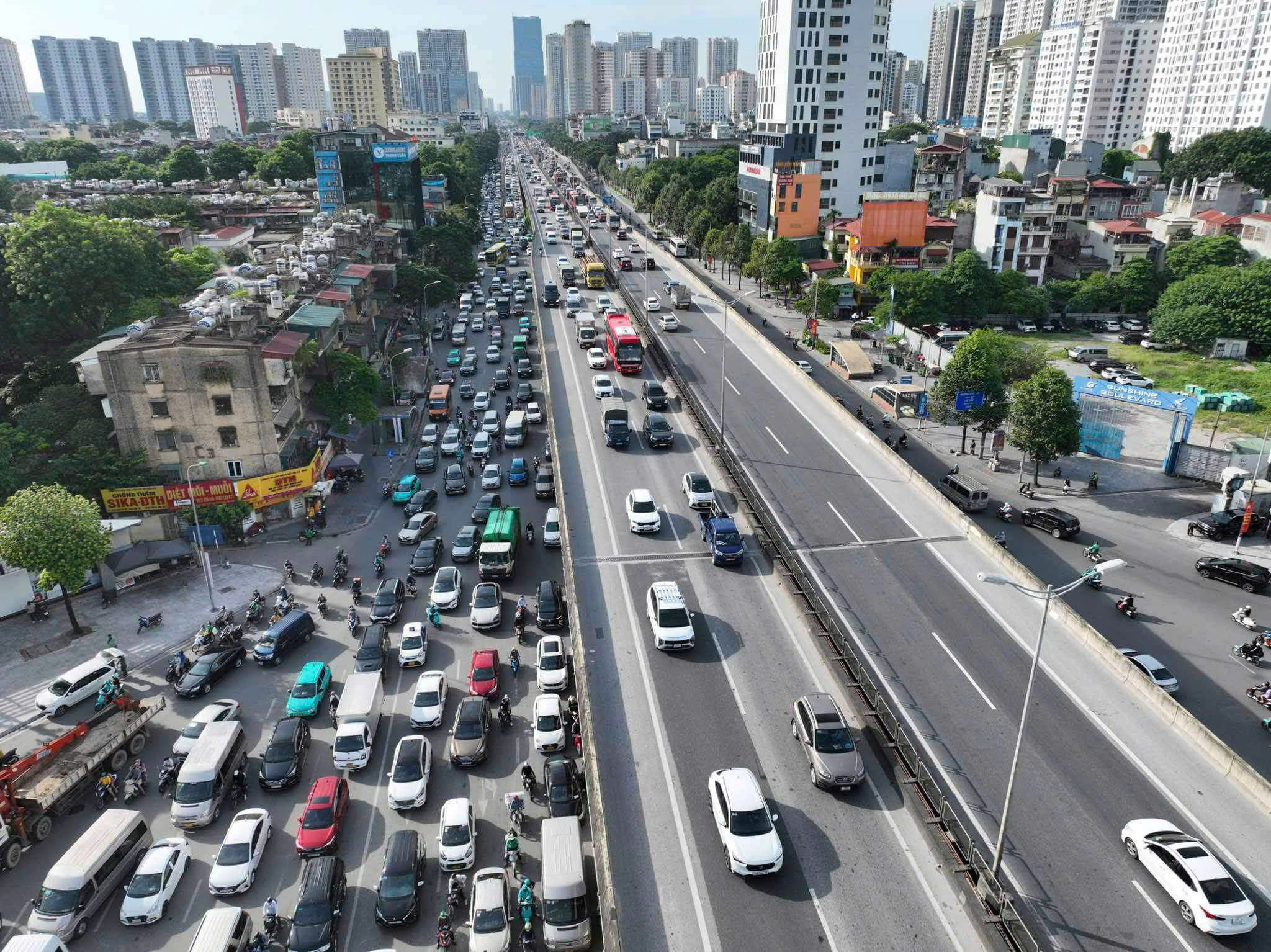 Mật độ phương tiện tăng cao tại nút giao từ cao tốc Pháp Vân - Cầu Giẽ vào trung tâm thành phố